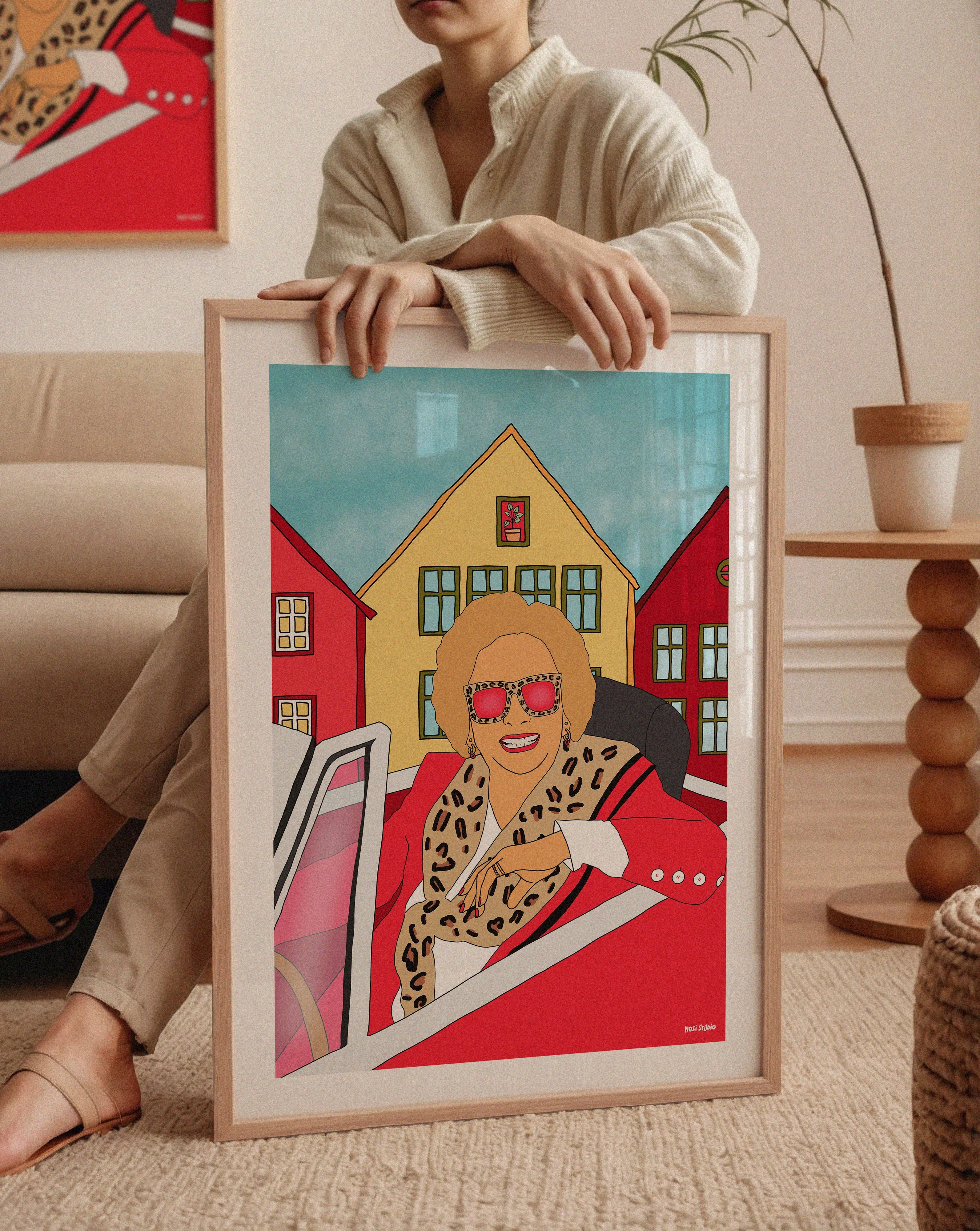 Kunstplakat av kvinne i rød bil foran Bryggen i Bergen – med solbriller og leopardmønster. Fargerik, humoristisk illustrasjon med attitude.