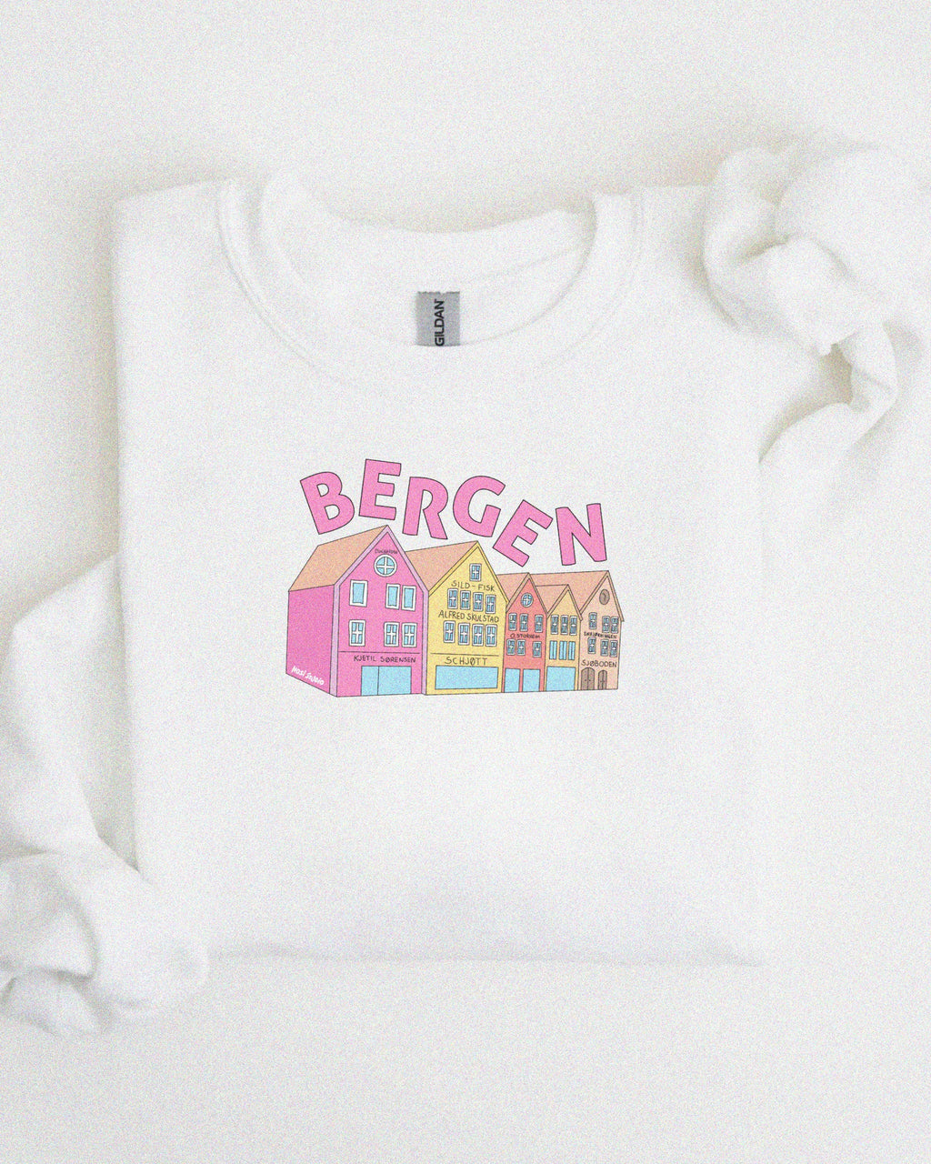 Unisex sweatshirt med teksten “Bergenseren” – tykk og myk collegegenser i klassisk passform, perfekt for hverdagsbruk og bergensvær.