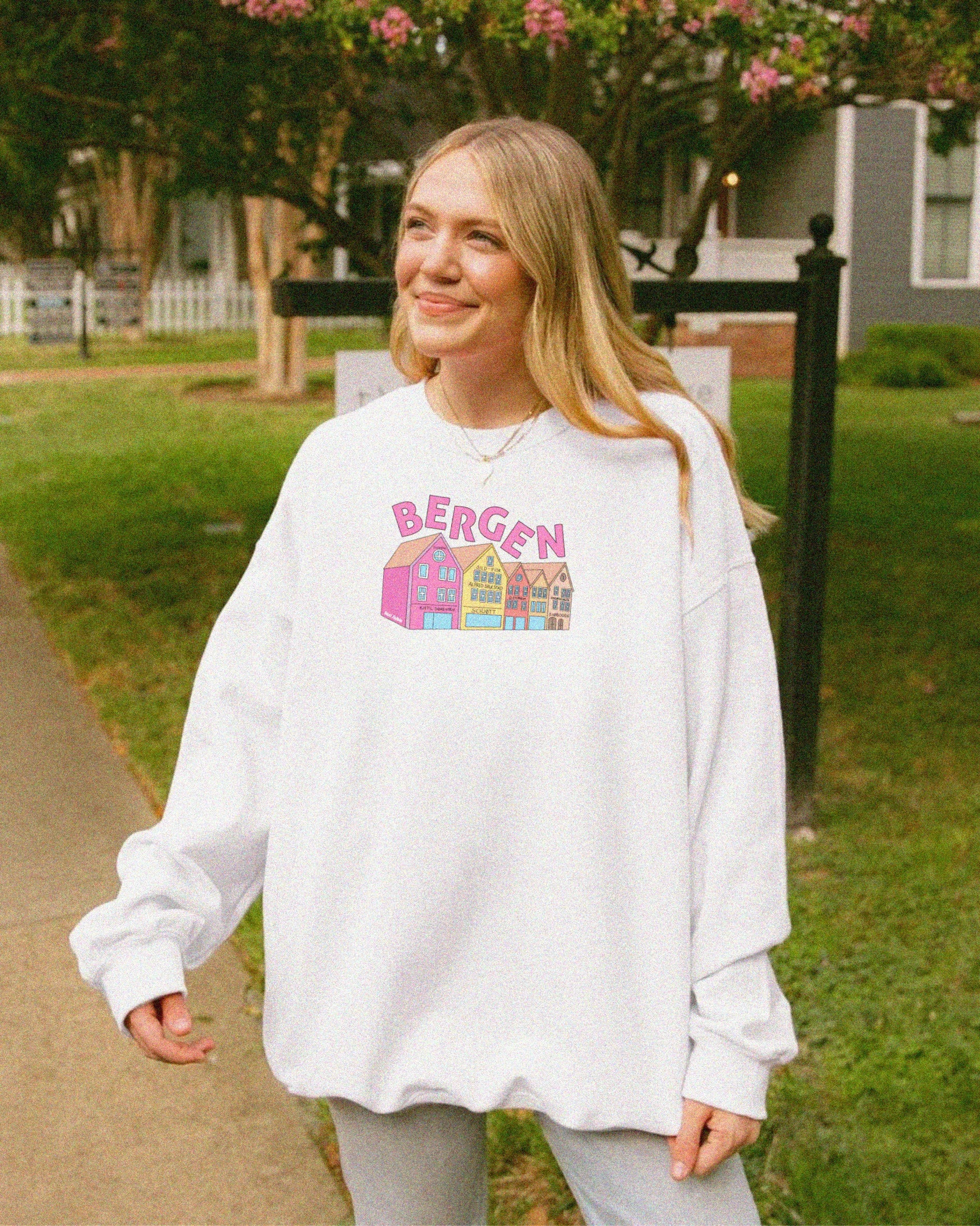 Unisex sweatshirt med teksten “Bergenseren” – tykk og myk collegegenser i klassisk passform, perfekt for hverdagsbruk og bergensvær.