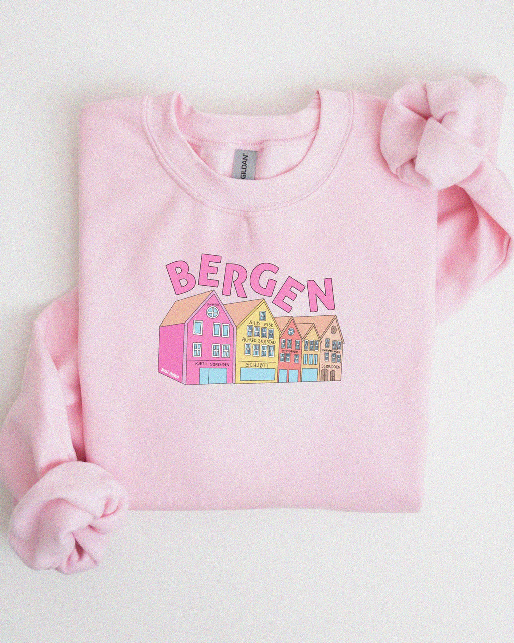 Unisex sweatshirt med teksten “Bergenseren” – tykk og myk collegegenser i klassisk passform, perfekt for hverdagsbruk og bergensvær.