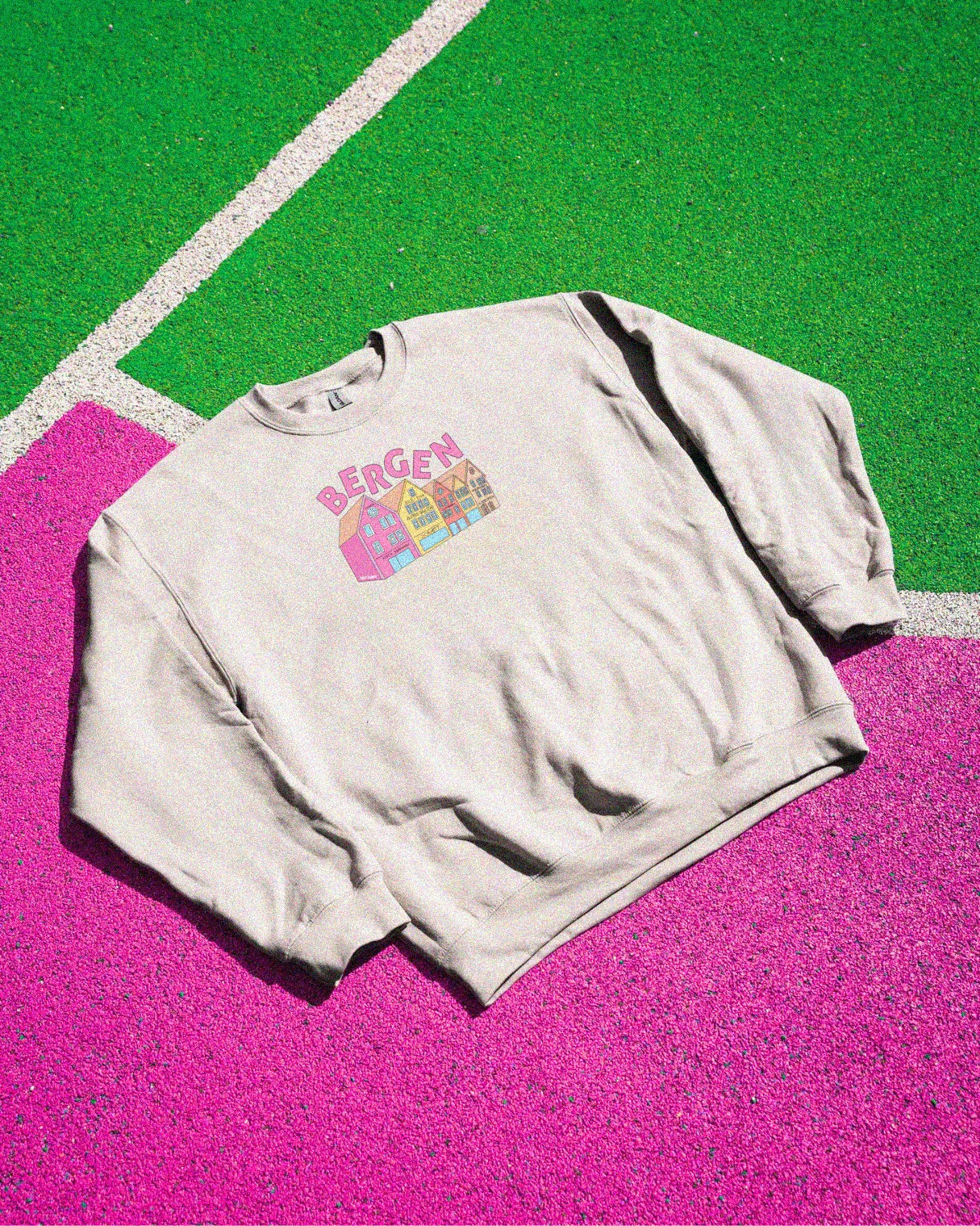 Unisex sweatshirt med teksten “Bergenseren” – tykk og myk collegegenser i klassisk passform, perfekt for hverdagsbruk og bergensvær.
