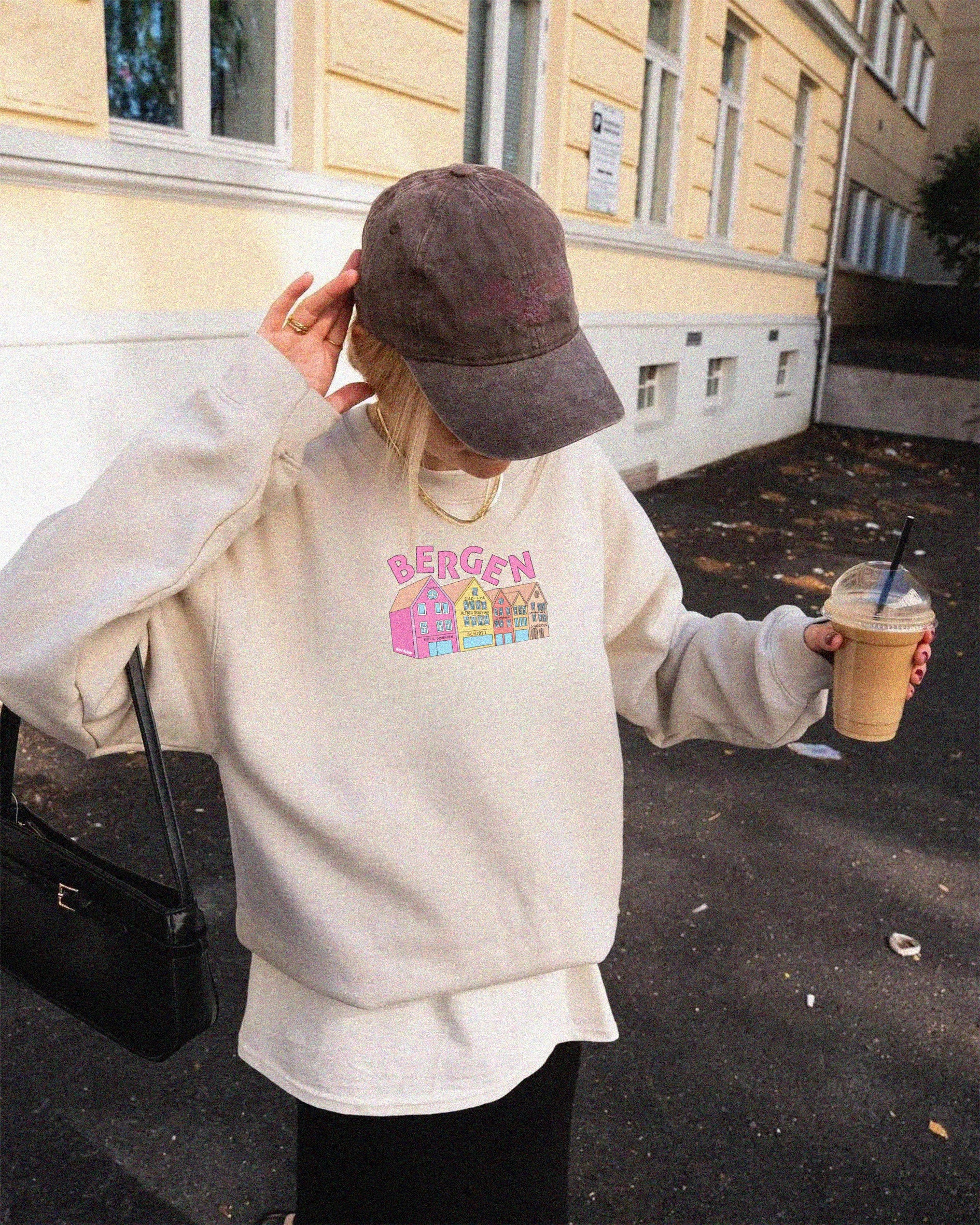 Unisex sweatshirt med teksten “Bergenseren” – tykk og myk collegegenser i klassisk passform, perfekt for hverdagsbruk og bergensvær.