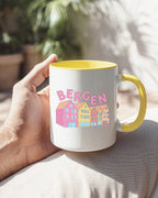 Keramikkrus med Bergen-motiv i pastellfarger, hvit kopp med gul hank og innside