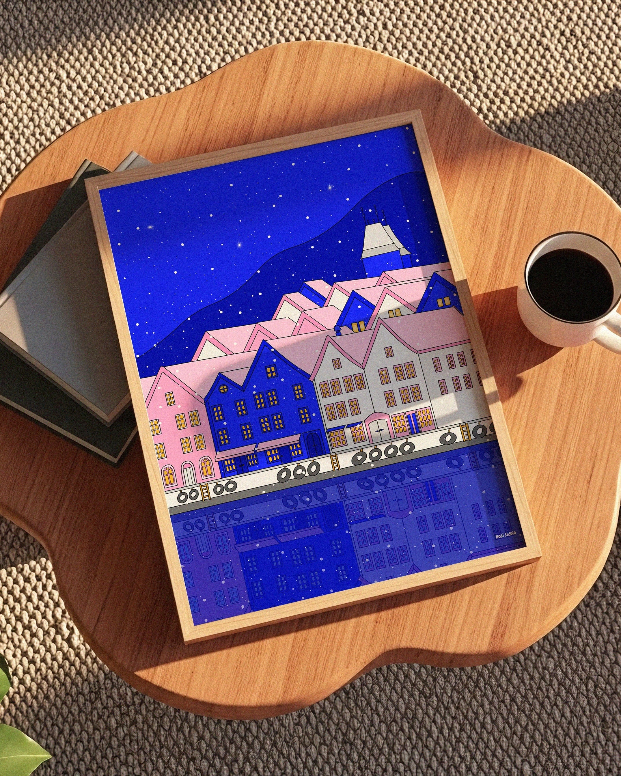 Illustrert plakat av Bryggen i Bergen – kveldsstemning med refleksjoner og regn. En del av kunstserien Bergen at night.