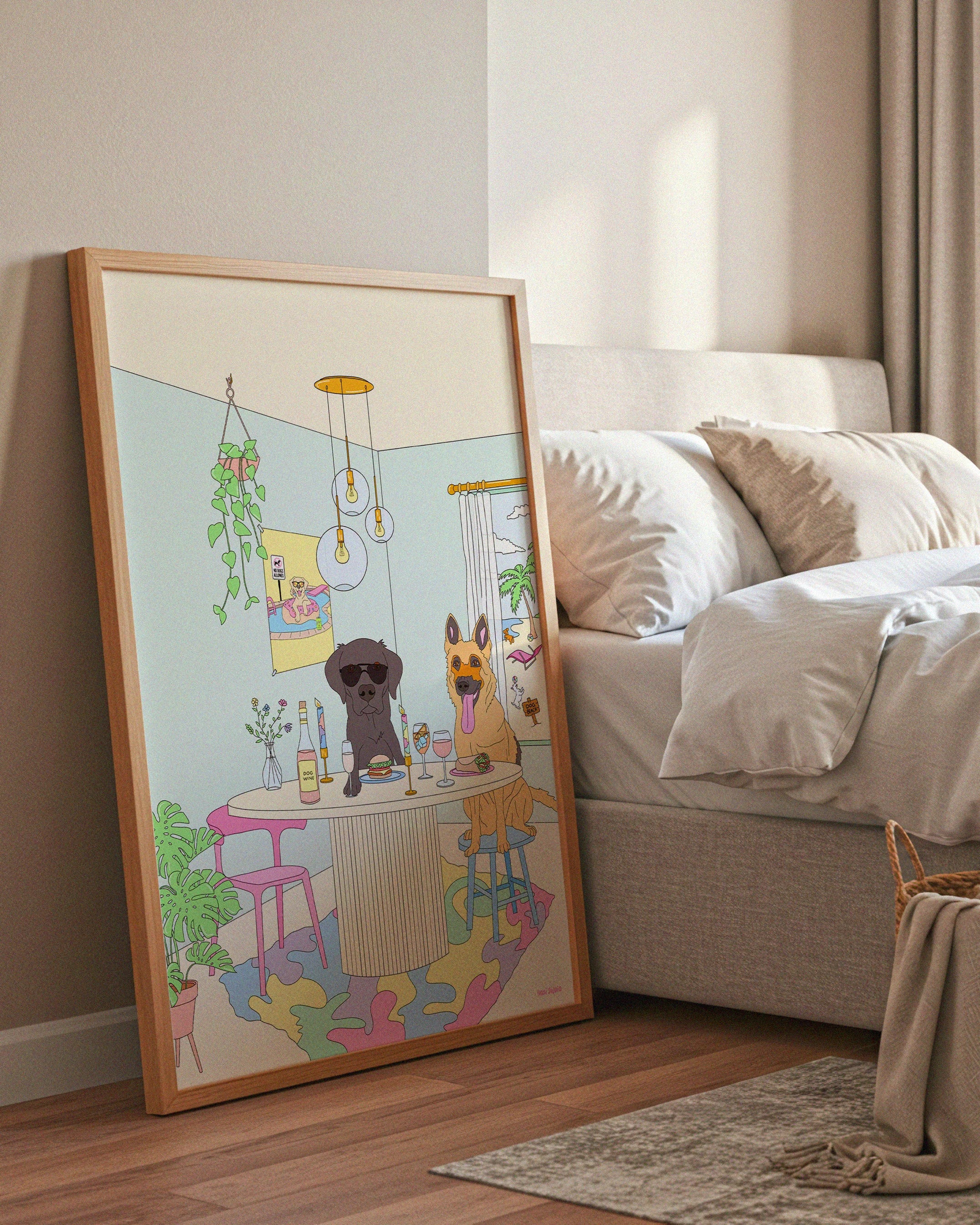 Kunstplakat med to hunder som drikker vin og spiser lunsj ved bordet – fargerikt og humoristisk motiv inspirert av ekte hunder.