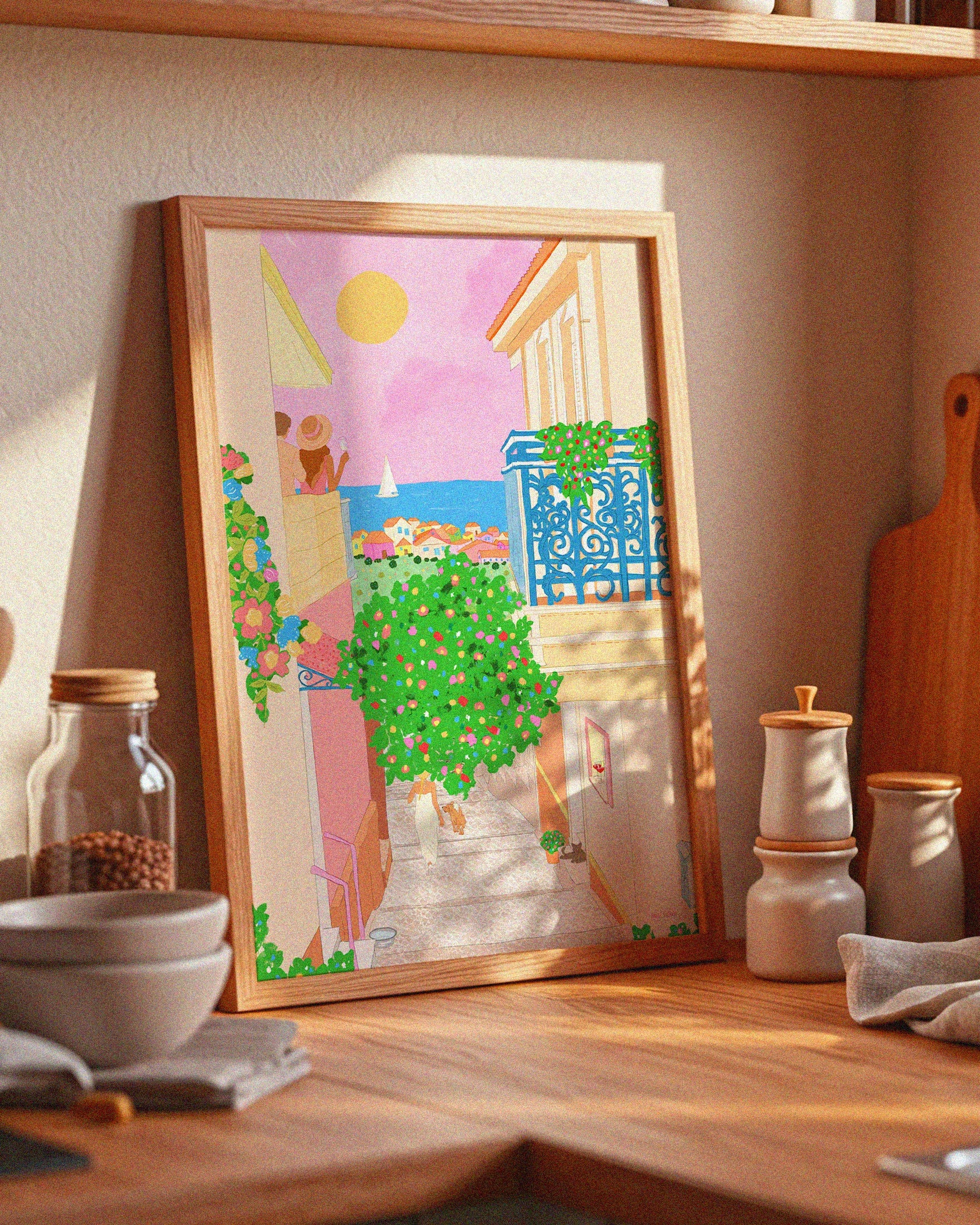Kunstplakat av italiensk smug med sjøutsikt, appelsintre og blomster. En kvinne med hund går i trappen, mens to nyter utsikten med et glass vin.