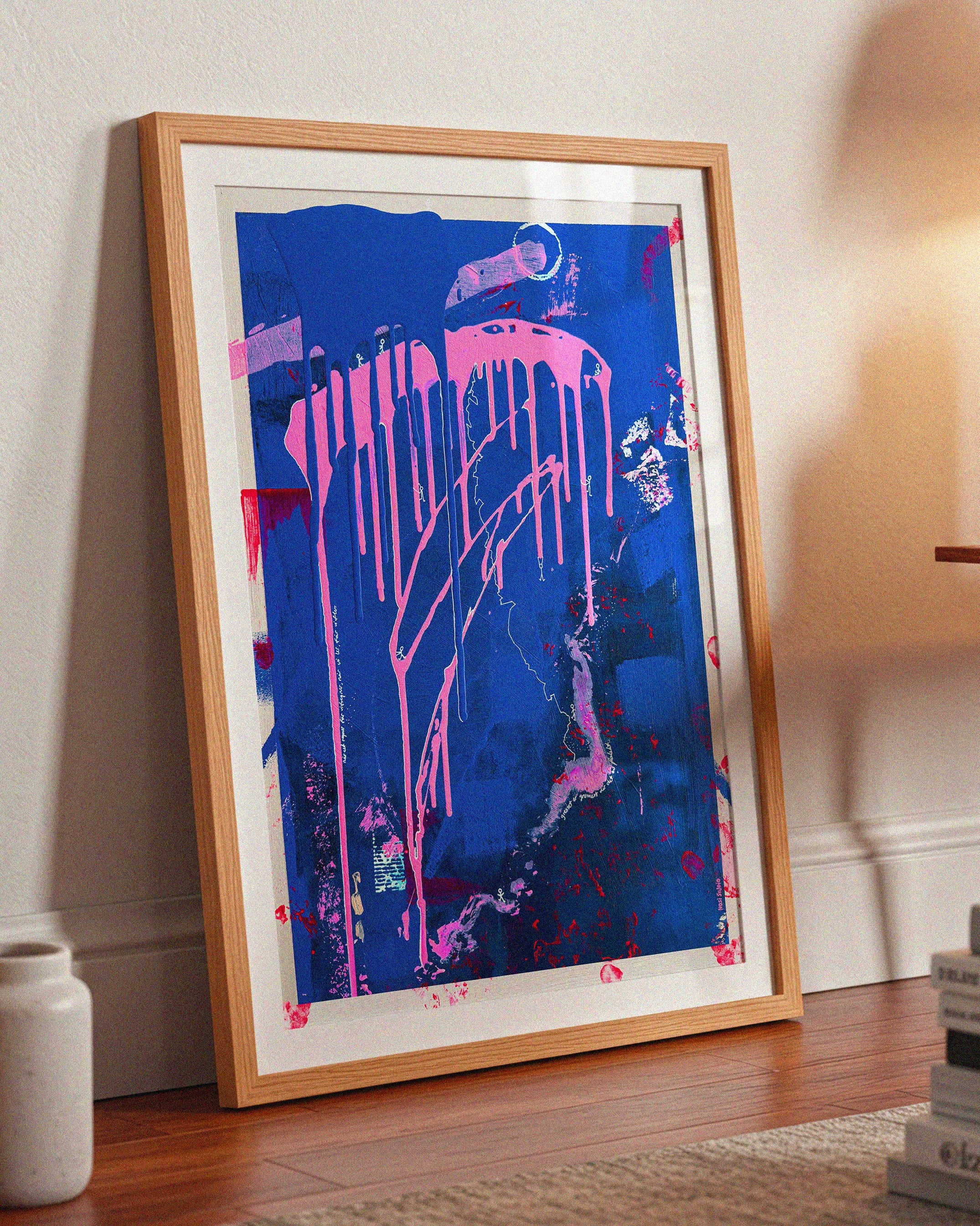 Abstrakt kunstplakat med dryppende rosa linjer på blå bakgrunn – mixed media-verk med små figurer og tekstdetaljer. Inspirert av bevegelse og mot.