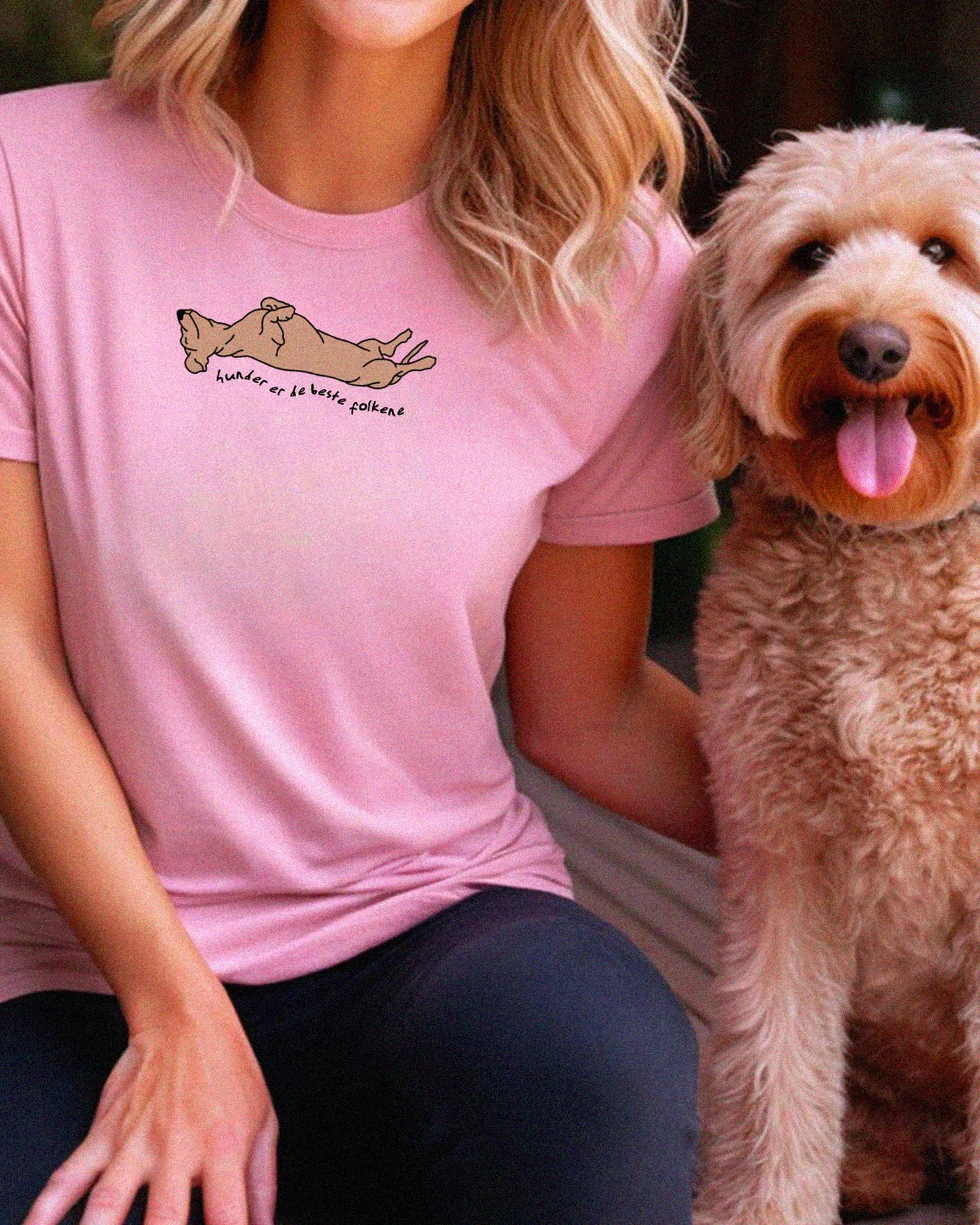 T-skjorte med motiv av hund og teksten "hunder er de beste folkene", perfekt for hundeelskere. Hunder er de beste folkene t-skjorte