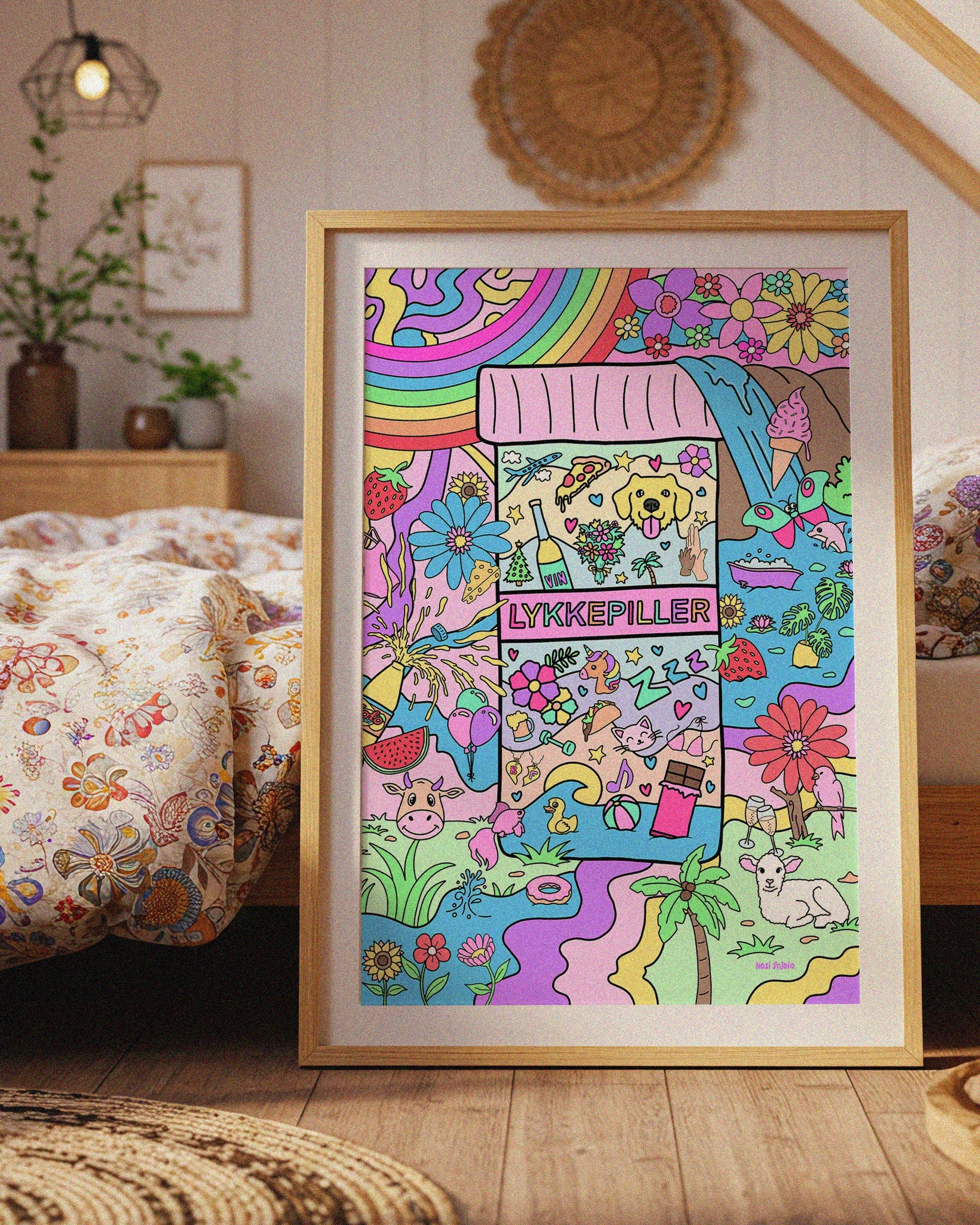 Fargerik kunstplakat med illustrert pilleeske fylt med lykkesymboler – som dyr, vin, pizza, blomster, enhjørning og sjokolade.