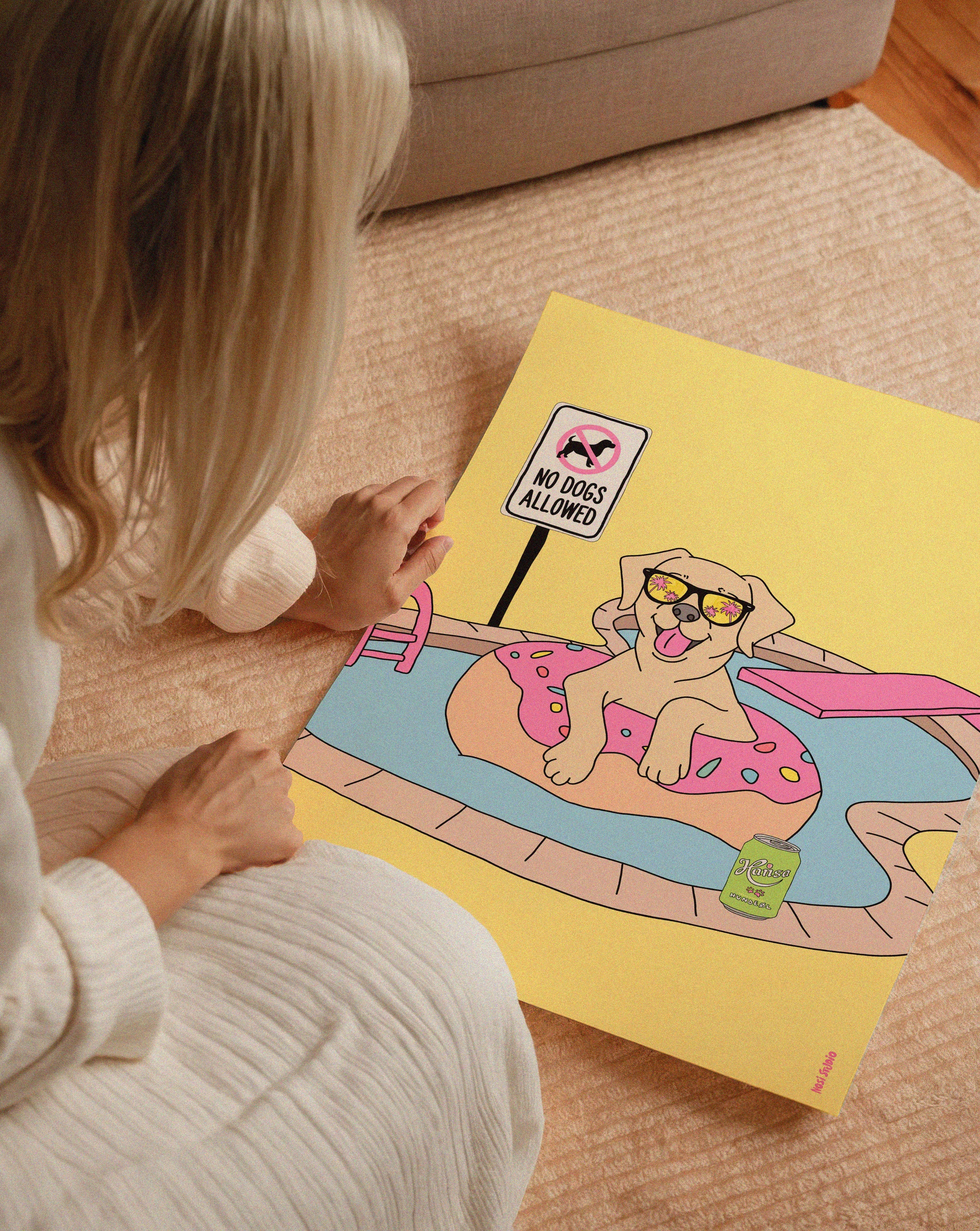 Kunstplakat med hund i donut-badering i basseng – solbriller, “no dogs allowed”-skilt og humoristisk feriestemning.