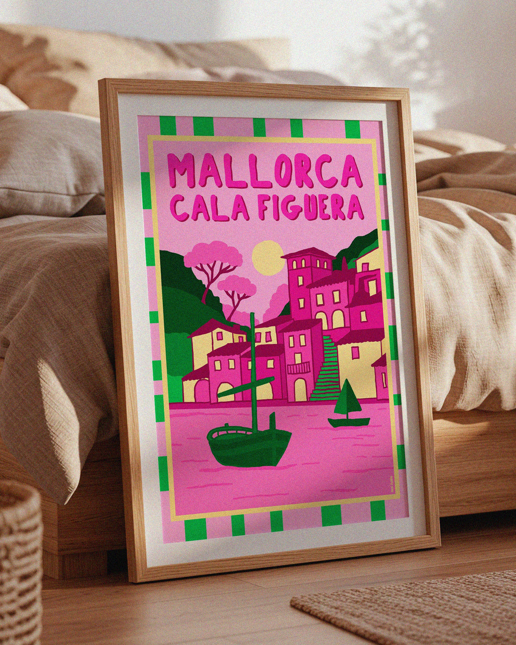 Kunstplakat av Cala Figuera på Mallorca – fargerik illustrasjon med trappetrinn, båter og pastellfargede hus.