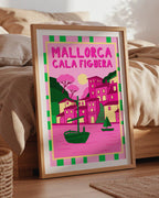 Kunstplakat av Cala Figuera på Mallorca – fargerik illustrasjon med trappetrinn, båter og pastellfargede hus.