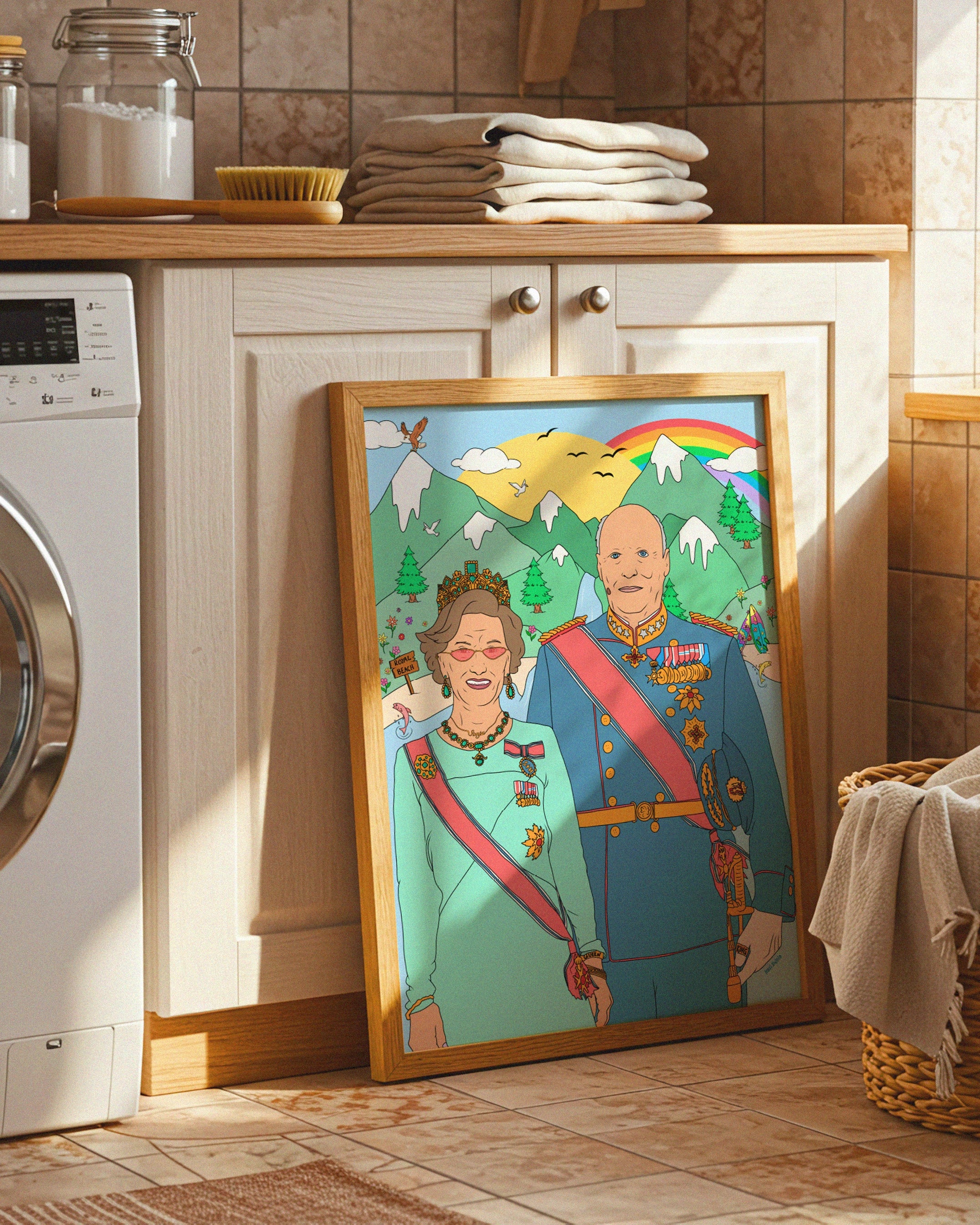 Illustrert plakat med strandmotiv og kongeparet – fargerik og humoristisk kunst til hjemmet, trykket på matt papir.