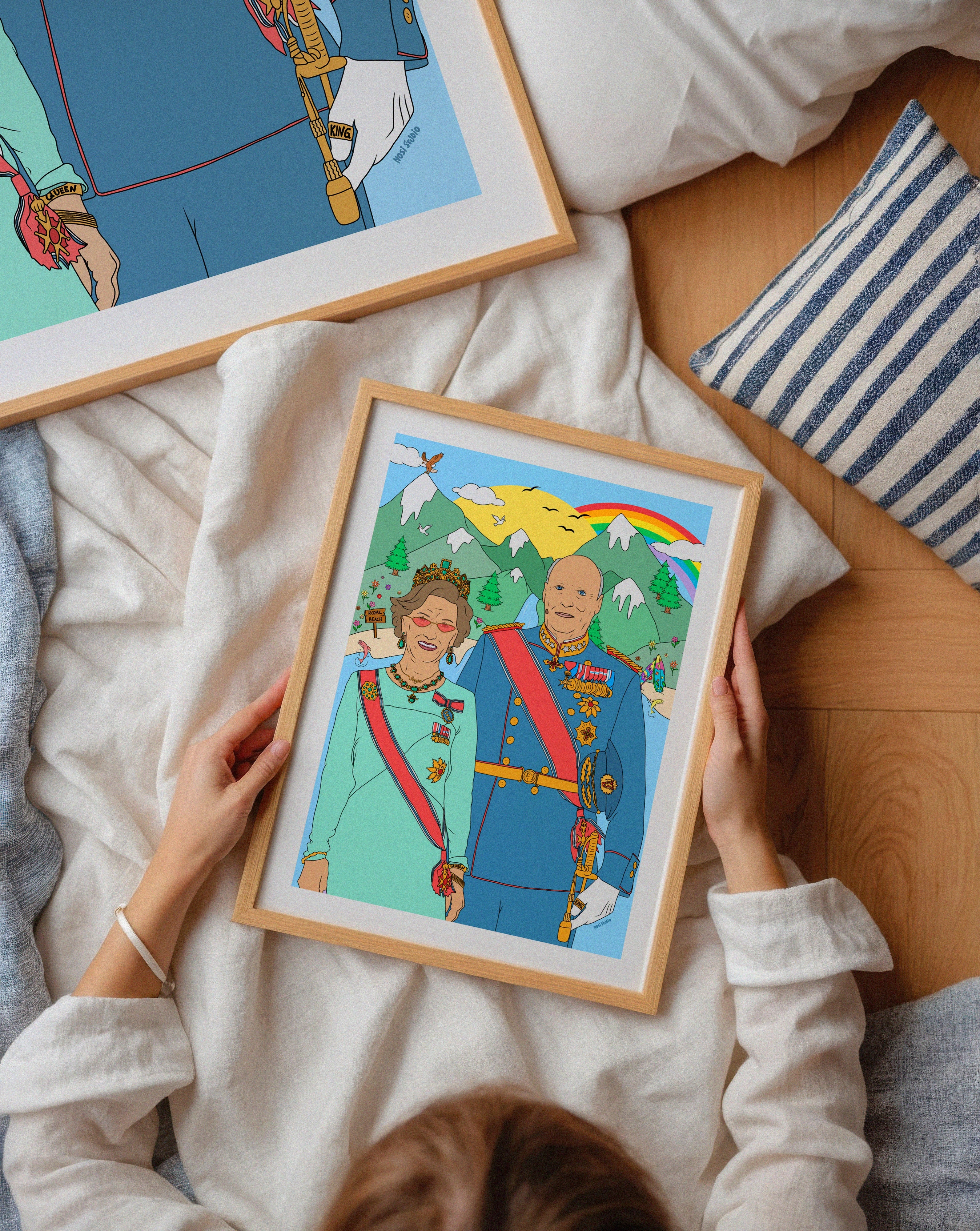 Illustrert plakat med strandmotiv og kongeparet – fargerik og humoristisk kunst til hjemmet, trykket på matt papir.