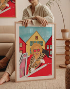 Kunstplakat av kvinne i rød bil foran Bryggen i Bergen – med solbriller og leopardmønster. Fargerik, humoristisk illustrasjon med attitude.
