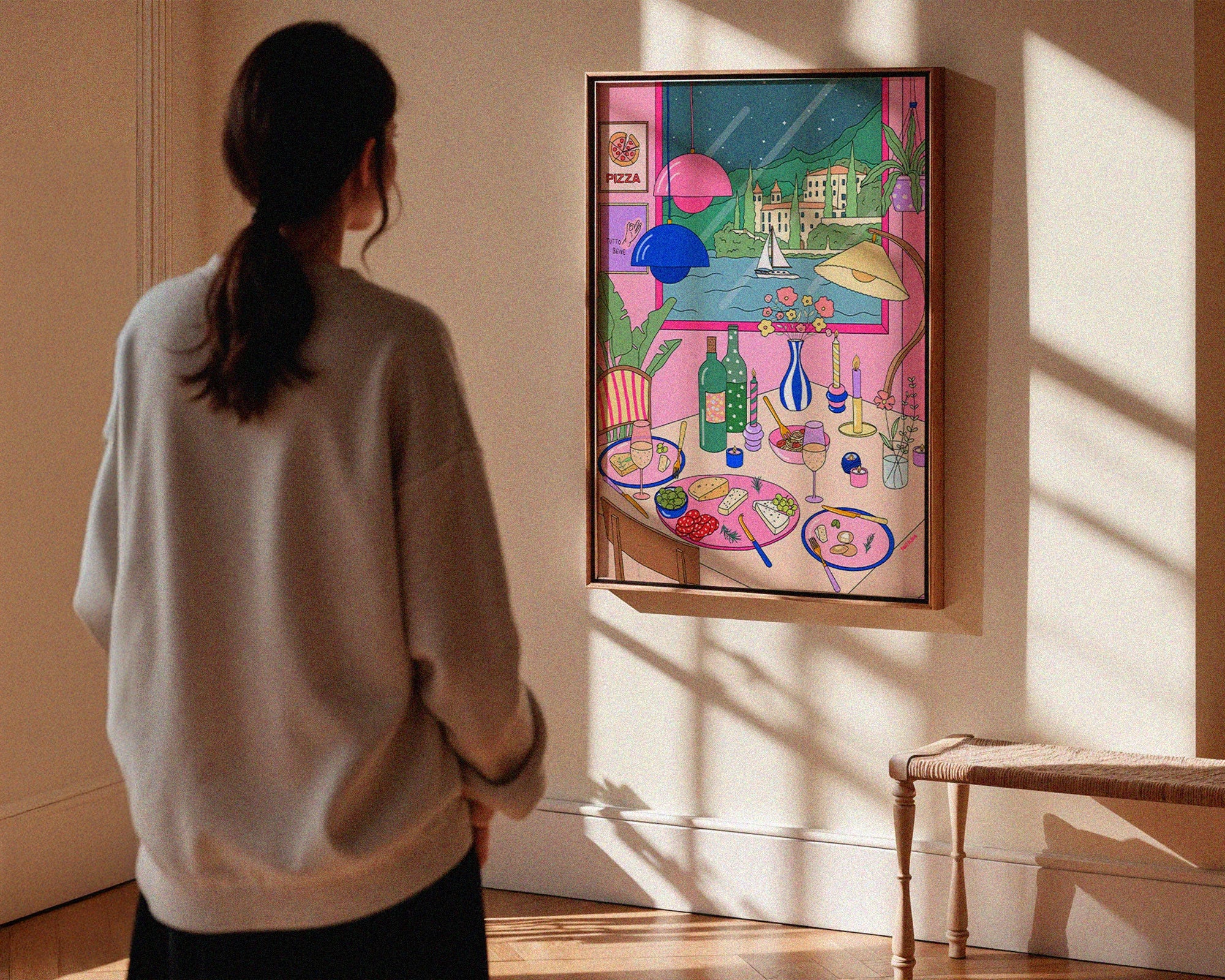 Person som står i stuen og ser på Tutto Bene, en fargerik plakat fra Nosi Studio