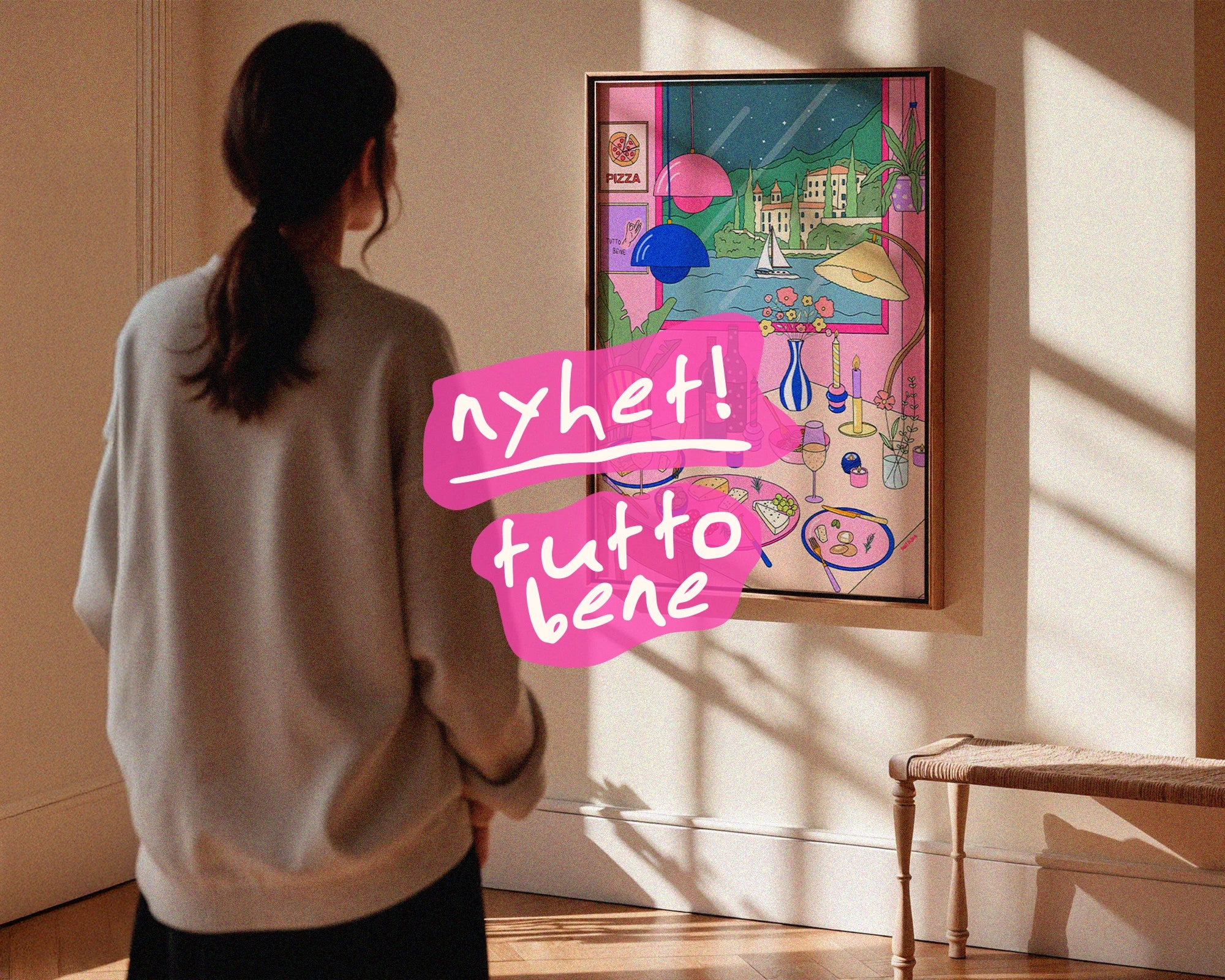En kvinne står og ser på et bilde i stuen sin. Bildet er plakaten Tutto Bene fra Nosi Studio