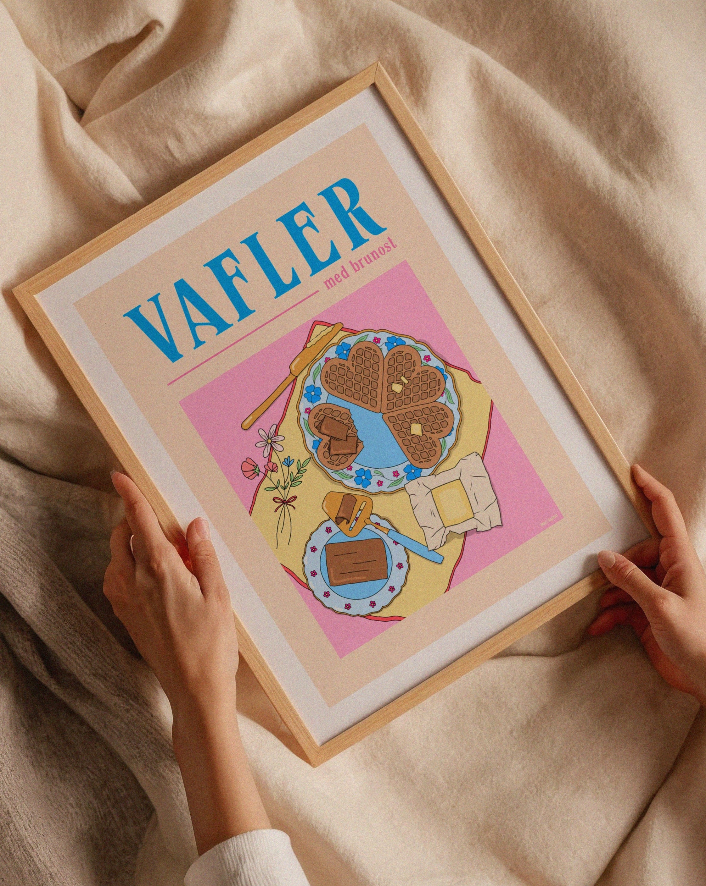 Illustrert plakat med vafler og brunost – blå og rosa veggkunst til kjøkken.